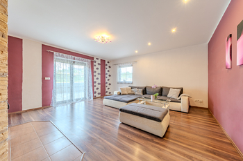 obývák - Prodej domu 147 m², Tmaň