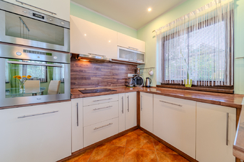 kuchyně - Prodej domu 147 m², Tmaň