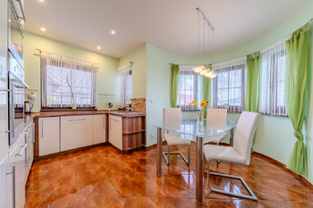 kuchyň s jídelnou - Prodej domu 147 m², Tmaň