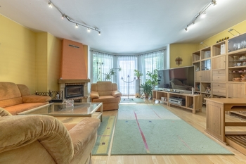 obývací pokoj s krbem - Prodej domu 180 m², Praha 10 - Uhříněves