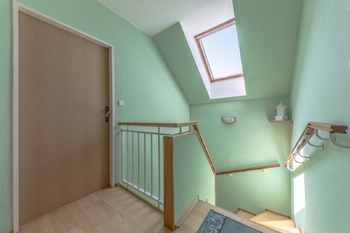 schodiště s chodbou patře - Prodej domu 180 m², Praha 10 - Uhříněves