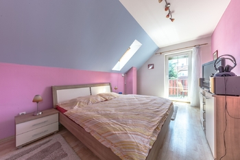 hlavní ložnice - Prodej domu 180 m², Praha 10 - Uhříněves