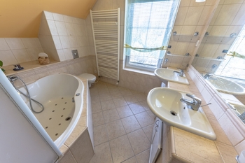 horní koupelna s rohovou vanou - Prodej domu 180 m², Praha 10 - Uhříněves
