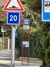 autobusová stanice 2 minuty od domu - Prodej domu 180 m², Praha 10 - Uhříněves