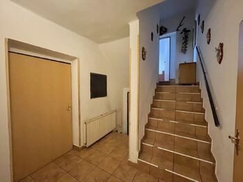 chodba do garáže, dilny, prádelny - Prodej domu 401 m², Křimov