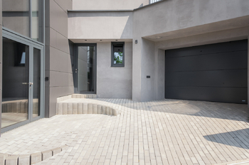 Vjezd garáže a vstup přízemí 1+kk - Pronájem bytu atypický v osobním vlastnictví 144 m², Lanškroun
