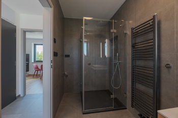 Koupelna s WC - Pronájem bytu 1+kk v osobním vlastnictví 49 m², Lanškroun