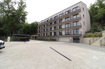 Venkovní pohled na dům - Pronájem bytu 1+kk v osobním vlastnictví 65 m², Praha 5 - Hlubočepy