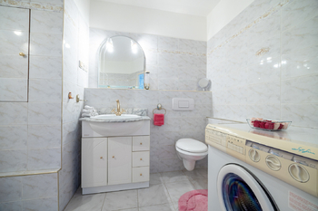 Koupelna s toaletou - Prodej bytu 3+kk v osobním vlastnictví 75 m², Praha 4 - Chodov