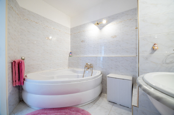 Koupelna s vanou - Prodej bytu 3+kk v osobním vlastnictví 75 m², Praha 4 - Chodov