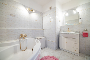 Koupelna s vanou - Prodej bytu 3+kk v osobním vlastnictví 75 m², Praha 4 - Chodov