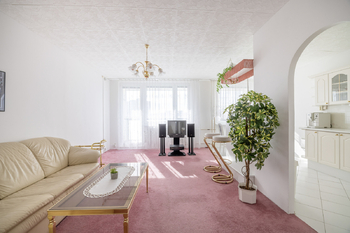 Obývací pokoj se vstupem na lodžii - Prodej bytu 3+kk v osobním vlastnictví 75 m², Praha 4 - Chodov