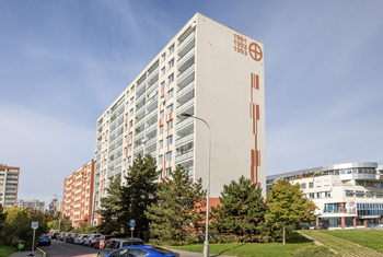 Pohled na dům z východu - Prodej bytu 3+kk v osobním vlastnictví 75 m², Praha 4 - Chodov
