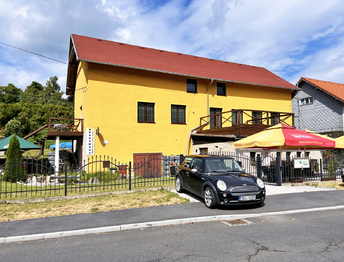 Pohled od komunikace - Prodej ubytovacího zařízení 510 m², Jindřichovice