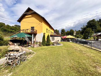 Boční pohled se zahradou - Prodej ubytovacího zařízení 510 m², Jindřichovice