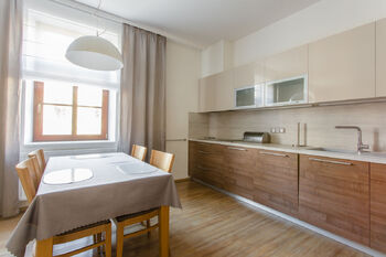 kuchyňský kout s jídelním stolem - Pronájem bytu 3+kk v osobním vlastnictví 102 m², Brno