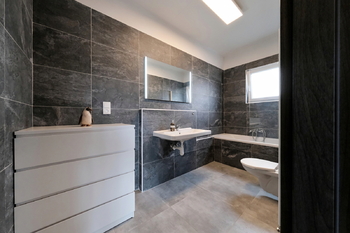 Koupelna s vanou a WC - Pronájem domu 124 m², Nelahozeves