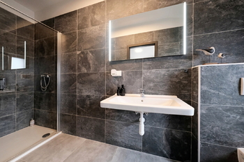 Koupelna se sprchovým koutem a WC u ložnice - Pronájem domu 124 m², Nelahozeves