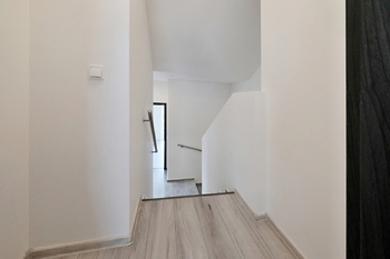 Schodiště z klidové části domu - Pronájem domu 124 m², Nelahozeves