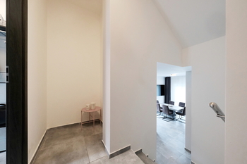 Schodiště od vstupu do obývacího pokoje - Pronájem domu 124 m², Nelahozeves
