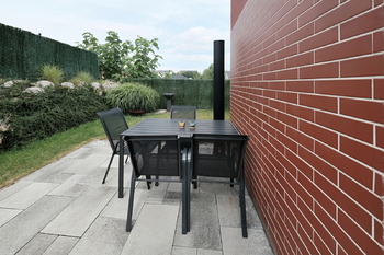 Posezení na zahradě, zahradní sprcha - Pronájem domu 124 m², Nelahozeves