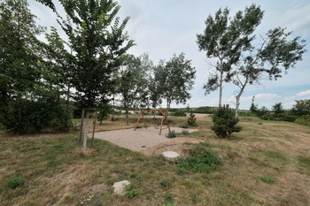 Outdoorový areál v sousedství - Pronájem domu 124 m², Nelahozeves