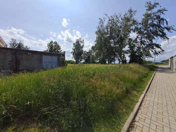 Pohled od hlavní silnice - Prodej pozemku 2803 m², Veselí nad Lužnicí