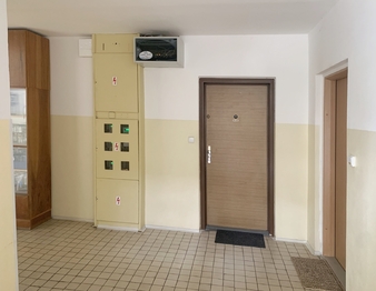 Vstup do bytu za společné  chodby - Pronájem bytu 2+kk v osobním vlastnictví 42 m², Rakovník