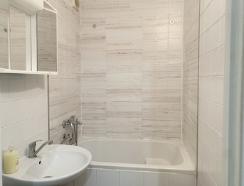 koupelna se sedací  vanou - Pronájem bytu 2+kk v osobním vlastnictví 42 m², Rakovník