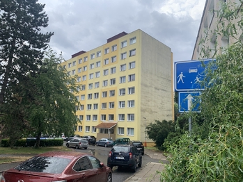 pohled na dům od příjezdové cesty - Pronájem bytu 2+kk v osobním vlastnictví 42 m², Rakovník 