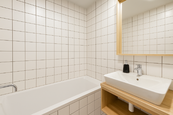 koupelna s vanou - Pronájem bytu 2+kk v družstevním vlastnictví 59 m², Prachatice