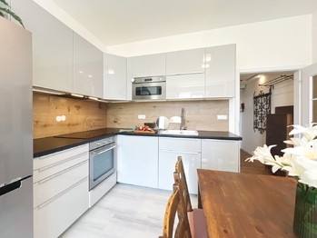 Nová kuchyňská linka na míru k bytu skvěle ladí - Prodej bytu 2+kk v osobním vlastnictví 51 m², Praha 4 - Michle
