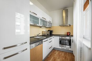 Kuchyňská linka s integrovanými spotřebiči - Pronájem bytu 2+kk v osobním vlastnictví 63 m², Praha 8 - Libeň