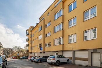 Pohled na dům z ulice - Pronájem bytu 2+kk v osobním vlastnictví 63 m², Praha 8 - Libeň
