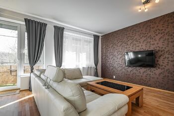 Obývací pokoj se vstupem na balkon - Pronájem bytu 2+kk v osobním vlastnictví 63 m², Praha 8 - Libeň