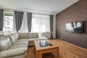 Obývací pokoj se vstupem na balkon - Pronájem bytu 2+kk v osobním vlastnictví 63 m², Praha 8 - Libeň 