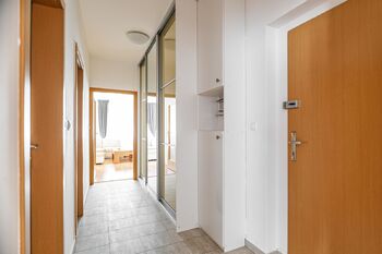 Vstupní chodba bytu - Pronájem bytu 2+kk v osobním vlastnictví 63 m², Praha 8 - Libeň