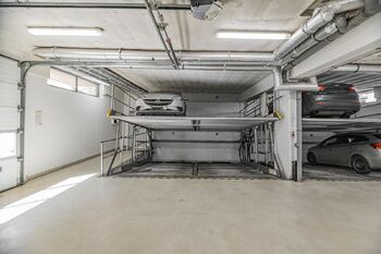 Garážové stání na plošině - Pronájem bytu 2+kk v osobním vlastnictví 63 m², Praha 8 - Libeň