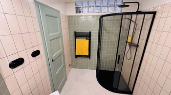 Koupelna se sprchovým koutem - Pronájem bytu 1+kk v osobním vlastnictví 42 m², Praha 7 - Holešovice