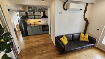 Obývací část - Pronájem bytu 1+kk v osobním vlastnictví 42 m², Praha 7 - Holešovice
