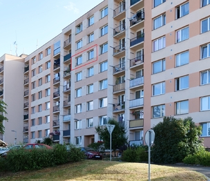 Přední strana domu - Prodej bytu 1+kk v osobním vlastnictví 35 m², Sedlčany