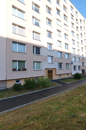Zadní strana domu - Prodej bytu 1+kk v osobním vlastnictví 35 m², Sedlčany
