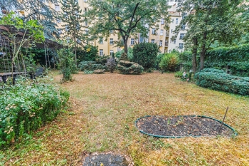 Zahrada vnitroblok - Pronájem bytu 2+1 v osobním vlastnictví 90 m², Praha 2 - Vinohrady