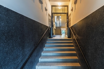 Schodiště Chopinova  - Pronájem bytu 2+1 v osobním vlastnictví 90 m², Praha 2 - Vinohrady