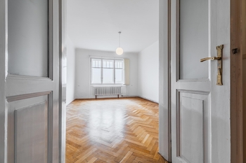 Obývací pokoj - orientace na západ - Pronájem bytu 2+1 v osobním vlastnictví 90 m², Praha 2 - Vinohrady