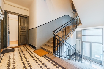 Schodiště a vstupní dveře do bytu - Pronájem bytu 2+1 v osobním vlastnictví 90 m², Praha 2 - Vinohrady