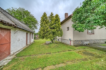prostor mezi domem a přístavky - Prodej domu 87 m², Starý Kolín