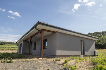 pohled na dům z boku - Prodej domu 121 m², Srbeč