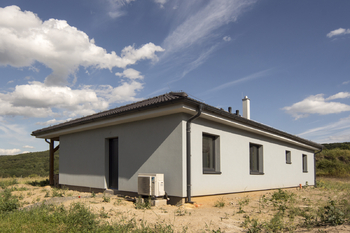 pohled na dům zepředu a z boku - Prodej domu 121 m², Srbeč