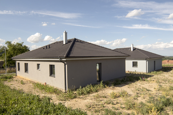 pohled na dům zezadu - Prodej domu 121 m², Srbeč